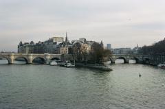 Fluctuat Nec Mergitur