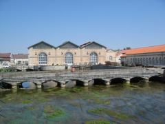 Une usine avec une rivière dedans