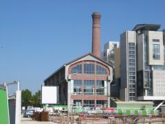 Derrière les barrières de chantier